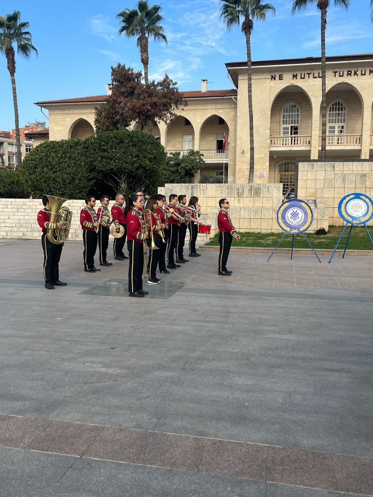 14 Mart Tıp Bayramı Günü Mersın Cumhurıyet Meydanı Atatürk Anıtı'na Hocalarımız ve Öğrencılerımız Tarafından Çelenk Sunumu Gerçekleştırıldı. detayı için tıklayınız